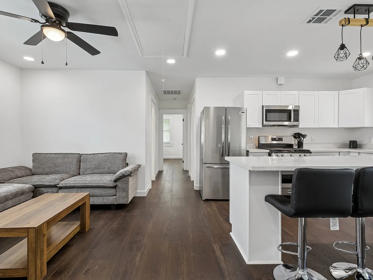 3 bed, 1076 sqft, $4,200 — Photo 2