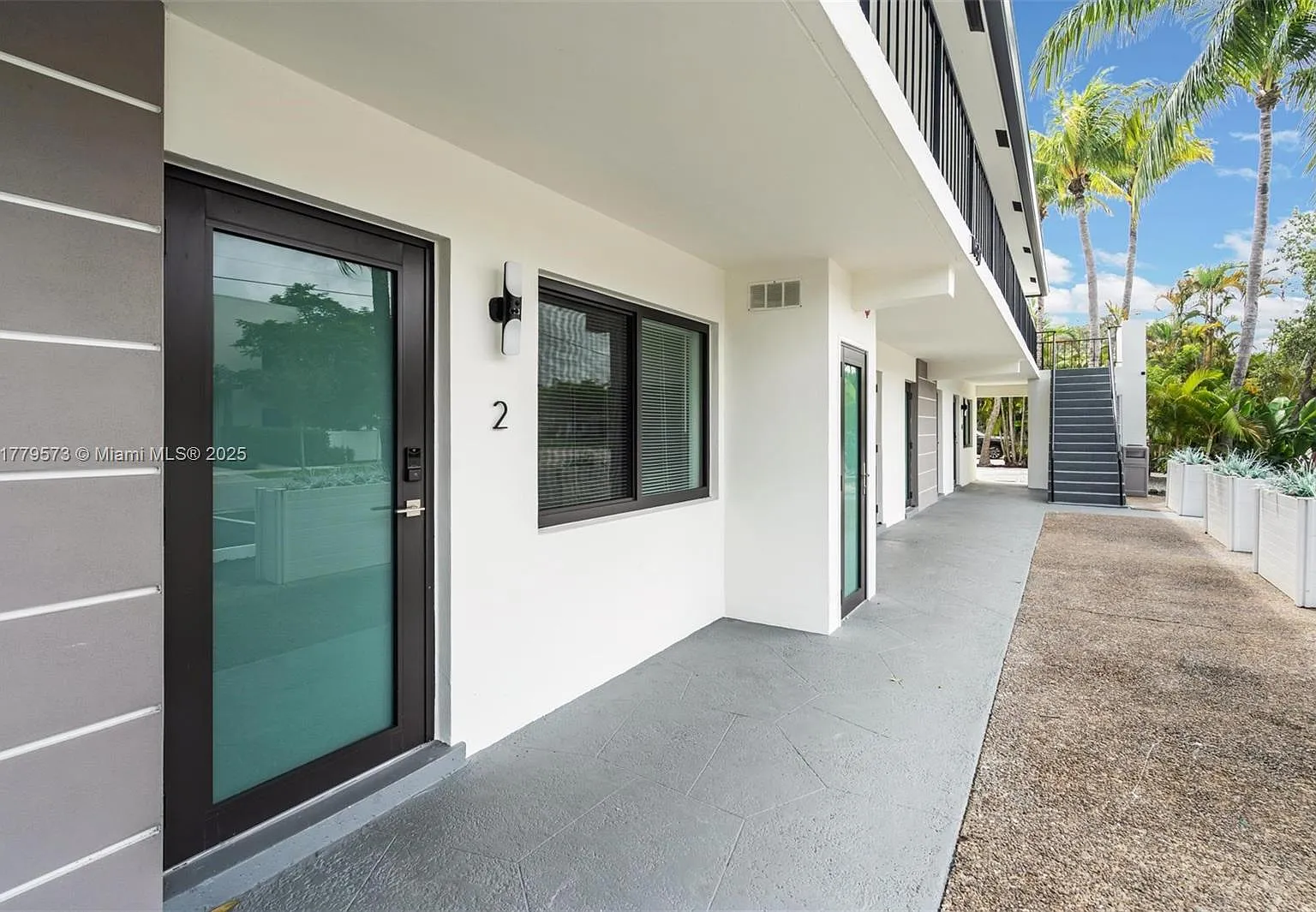 Lauderdale — Photo 2