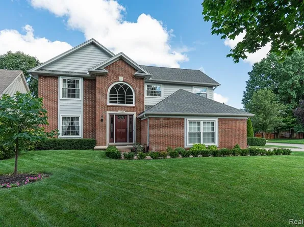 13853 Wellington Dr, Sterling Heights, MI 48313