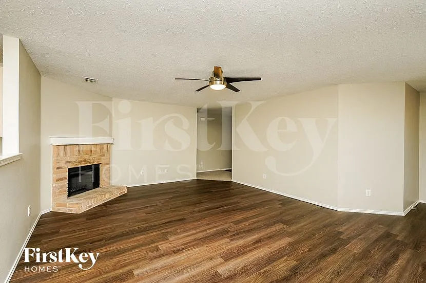 3 bed, 2.0 bath, 1518 sqft, $2,215 — Photo 4
