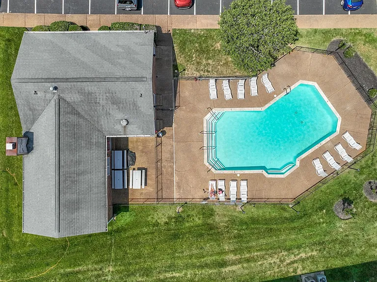 910 Churchill Xing — Photo 36