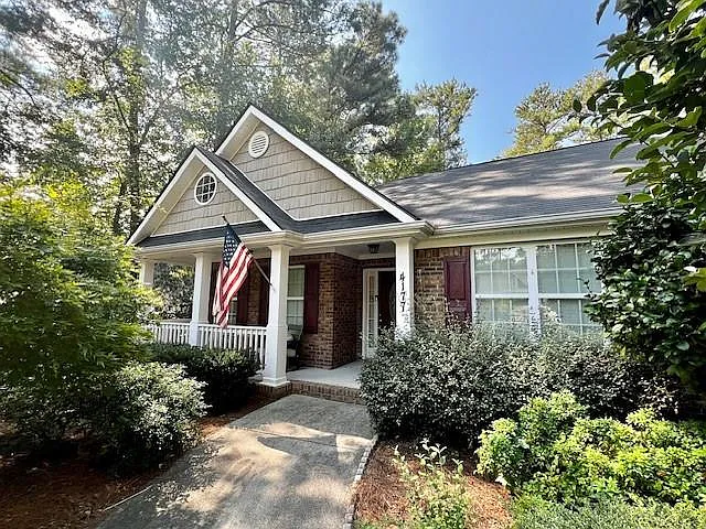 3 bed, 2.0 bath, 2400 sqft, $2,295 — Photo 2