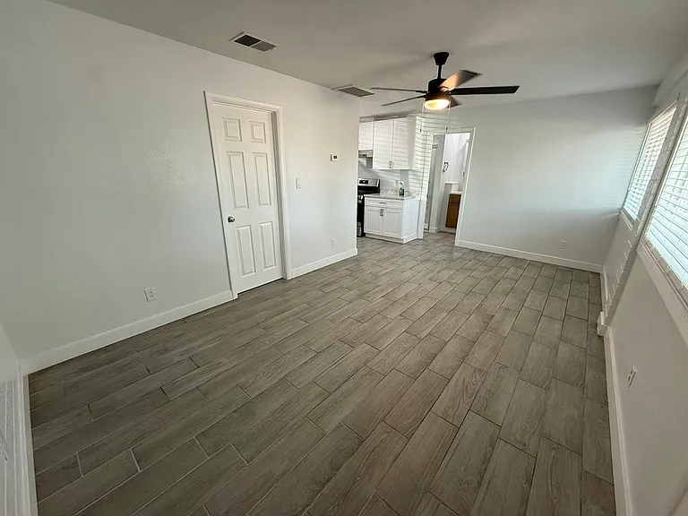 2206 W Vista Ave #B — Photo 10