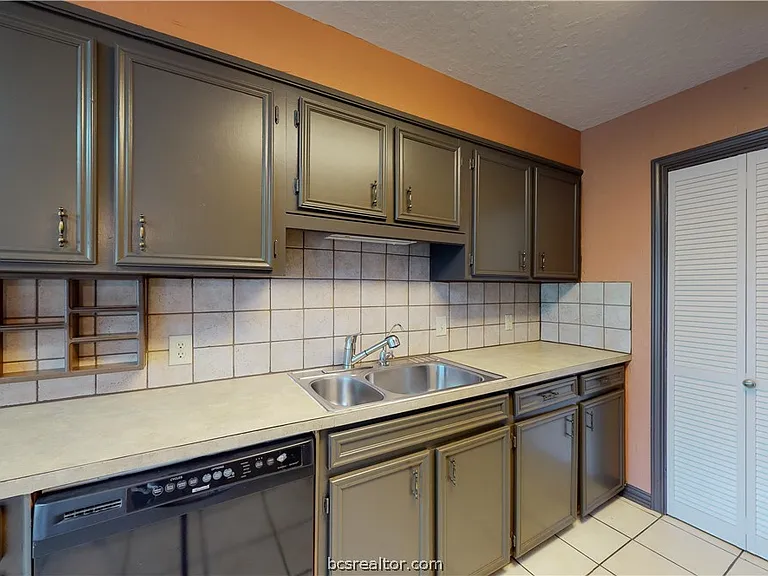 2104 Elmwood Dr — Photo 5