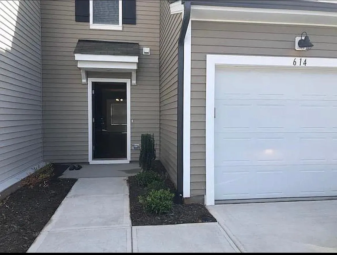 3 bed, 2.5 bath, 1704 sqft, $2,200 — Photo 1