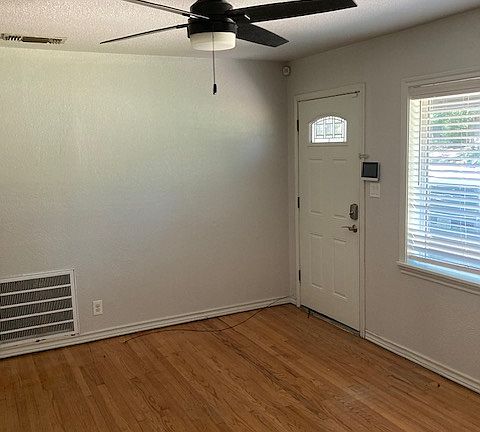 3rd image of 135 Park Cir