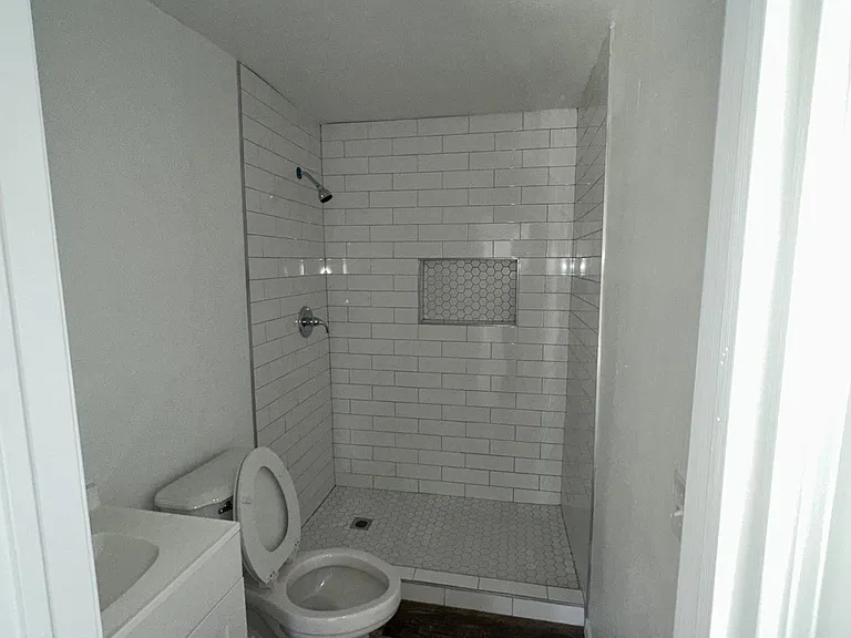 516 E George St — Photo 2