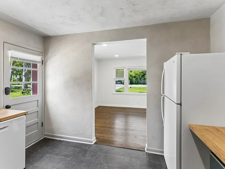 907 Westchester Dr — Photo 11