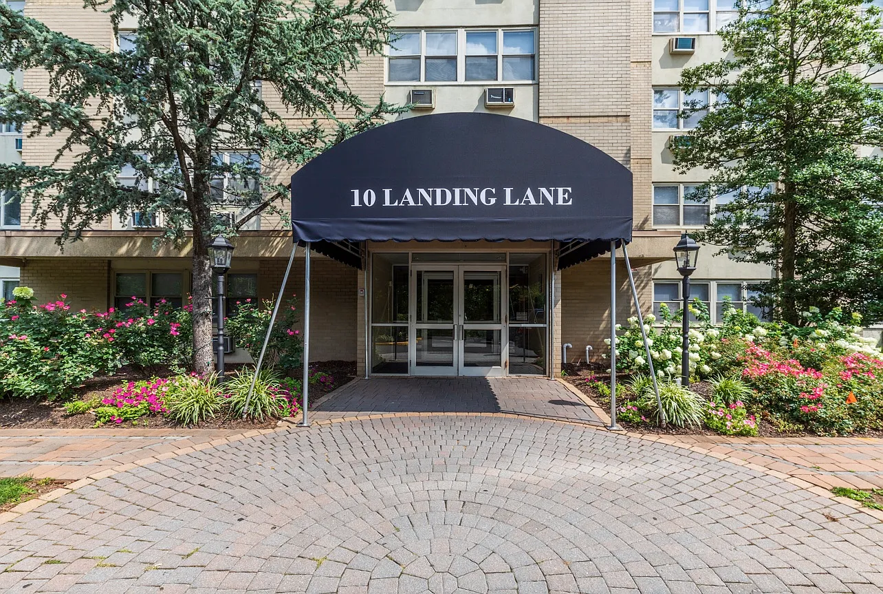 10 Landing Lane — Photo 2