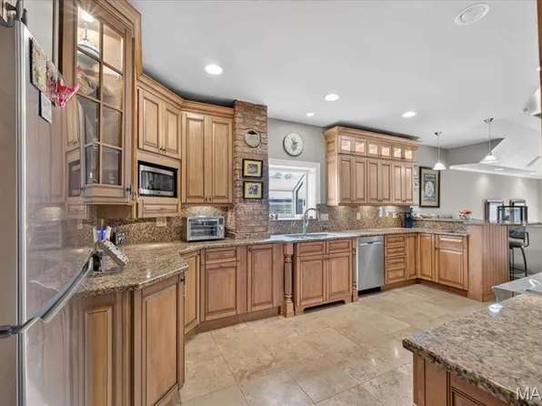 8686 Barby Ln, Saint Louis, MO 63124