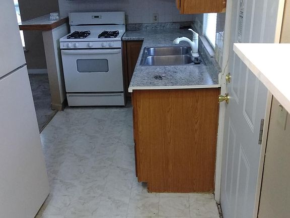 2nd image of 4521 NE 46th St