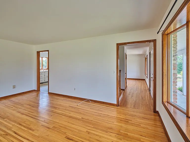 815 Clawson Ave — Photo 10