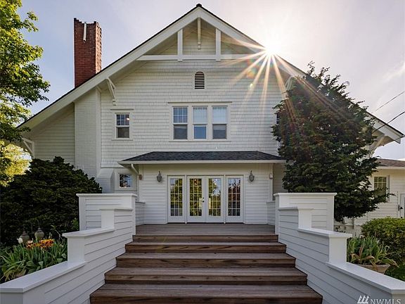 Steps onto the porch of the main home. >
