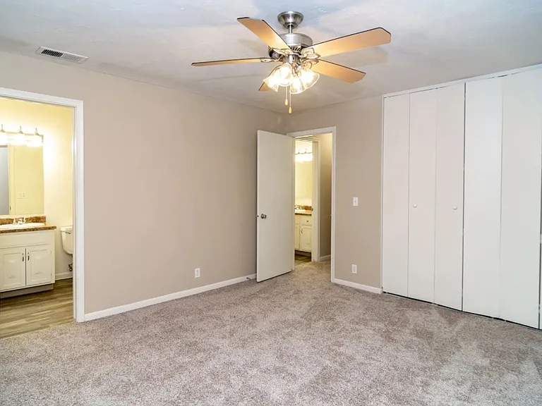 Lake Forest Townhomes — Photo 8