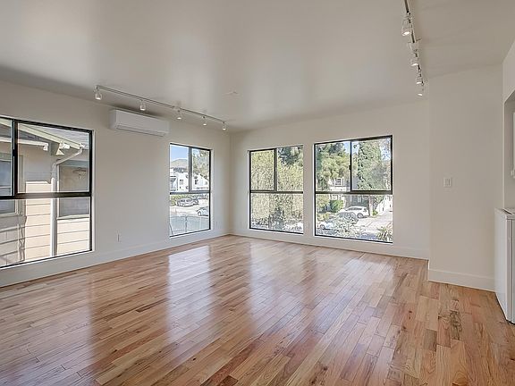 5th image of 515 N Heliotrope Dr