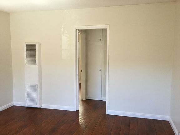 3rd image of 609 E Hyde Park Blvd #2