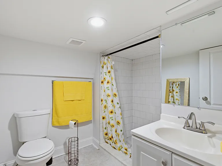 4318 Lawrence St — Photo 32