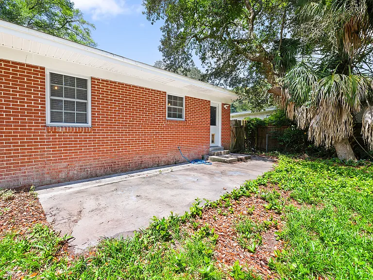 328 Plymouth Ave — Photo 43