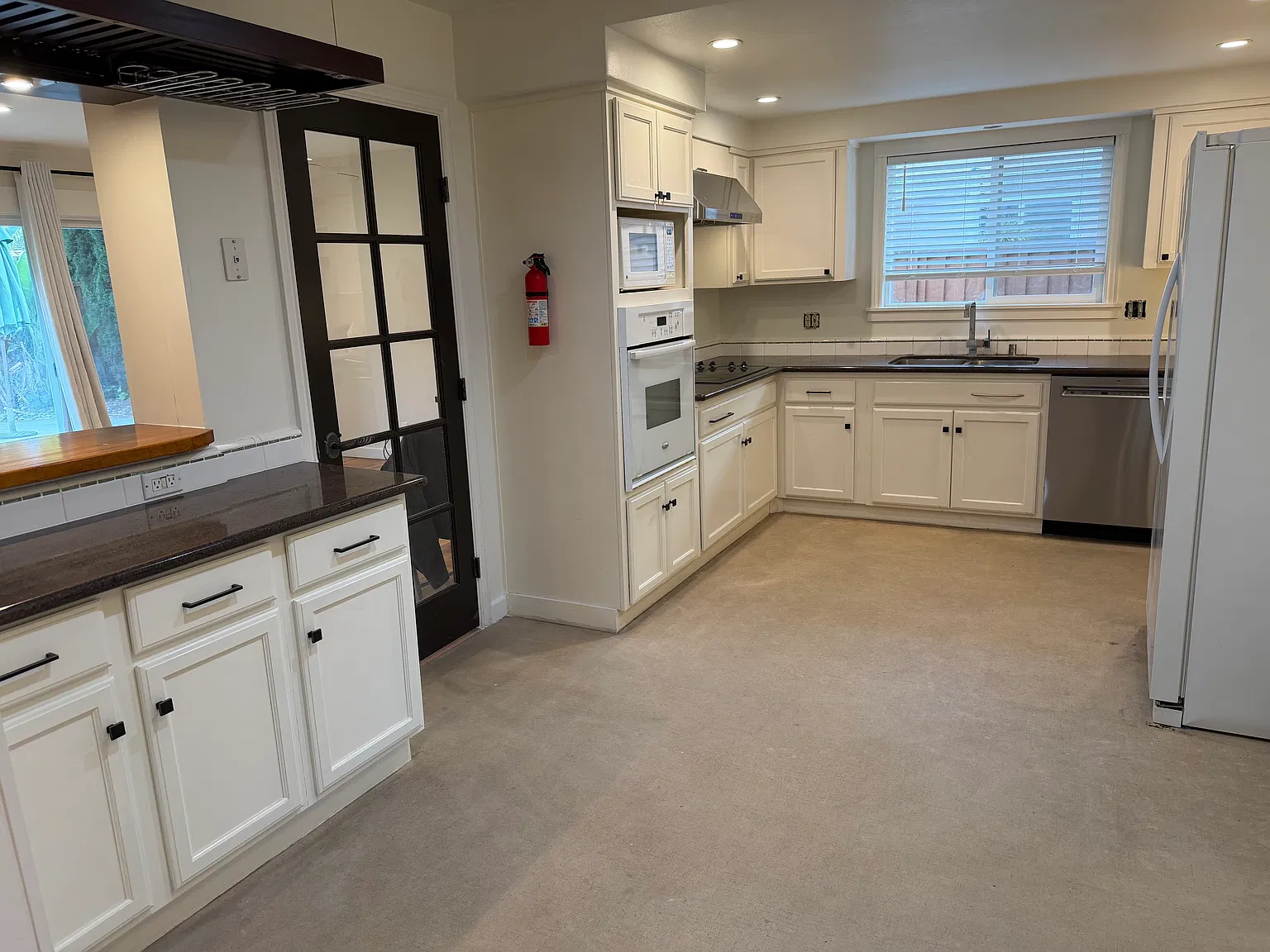 3 bed, 1270 sqft, $4,100 — Photo 2
