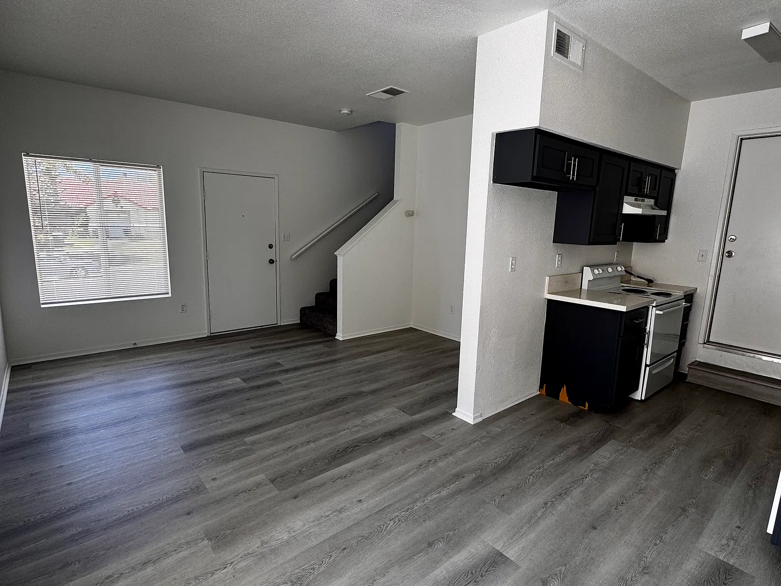 3 bed, 1072 sqft, $1,850 — Photo 2