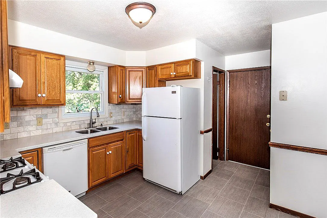 3 bed, 1296 sqft, $1,600 — Photo 2