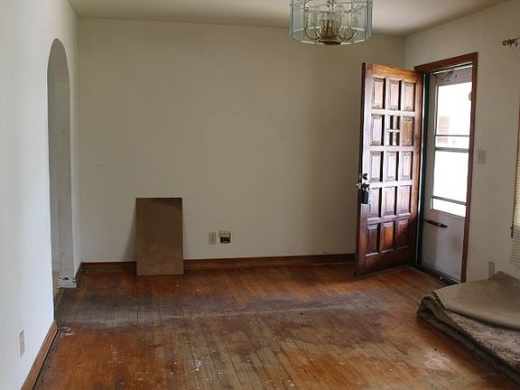 3rd image of 1225 E Oklahoma Ave