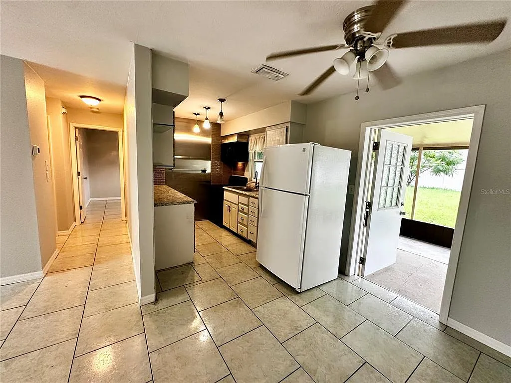 2 bed, 1.0 bath, 744 sqft, $1,375 — Photo 3