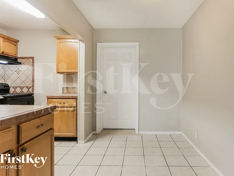 2322 N 28th Ave — Photo 5