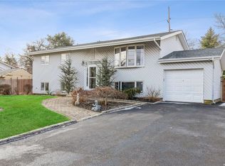 24 Ridge Rd, Wheatley Heights, NY 11798