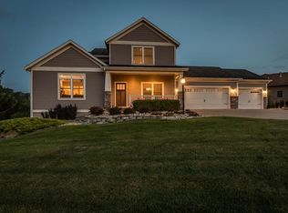 10 Hickory Heights Ln, Iowa City, IA 52245