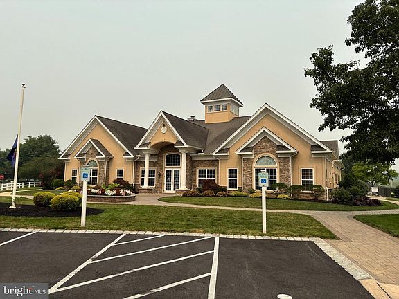 4th image of 707 Thoreau Dr