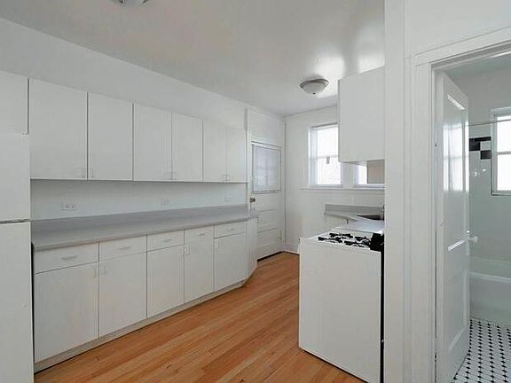 2nd image of 4435 N Greenview Ave #2ET