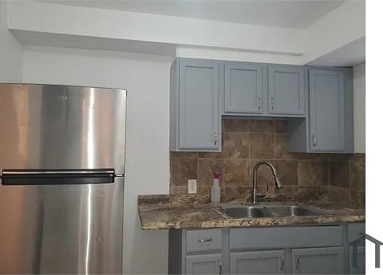 3 bed, 884 sqft, $1,350 — Photo 3