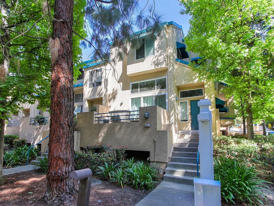 1st image of 422 Galleria Dr APT 2