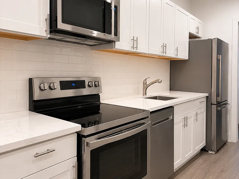 552 11th St #2L — Photo 2