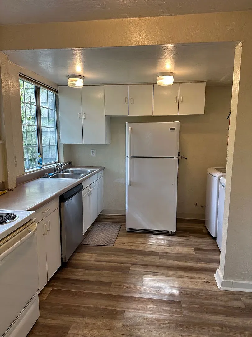 Nice 6 bed/2baths-2 kitchens and 2 set washer/dryer house for rent. — Photo 4