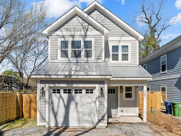 705 Brooks Aly — Photo 1
