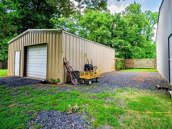 4th image of 129 Blossom Ln