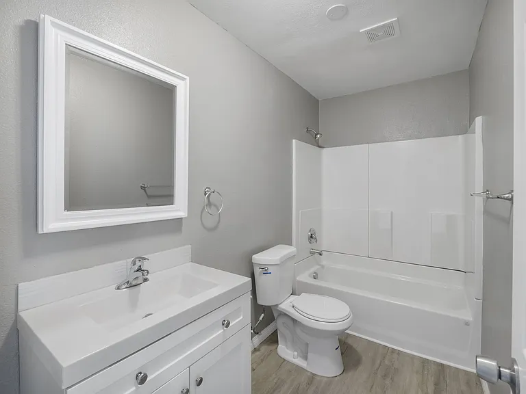 South Pacific Apartments — Photo 41