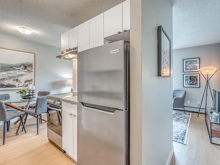 742 Kingsmere Cres SW — Photo 3
