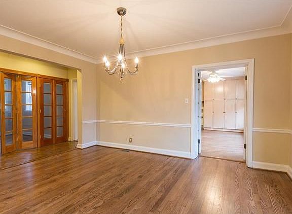 Well proportion Dining room with easy access to the kitchen - ideal for entertaining.