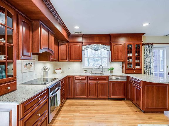 2nd image of 25 Longwood Dr