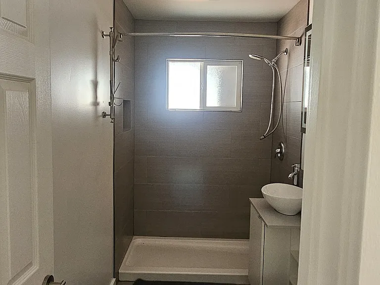 2233 Washington Ave #A — Photo 9