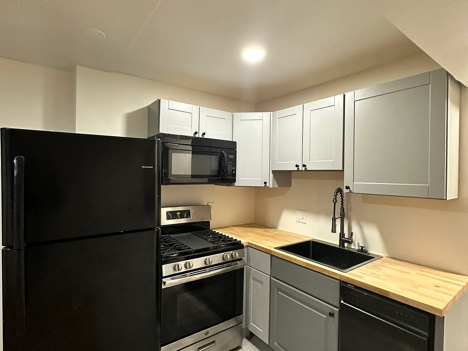 627 S Patterson Park Ave — Photo 4