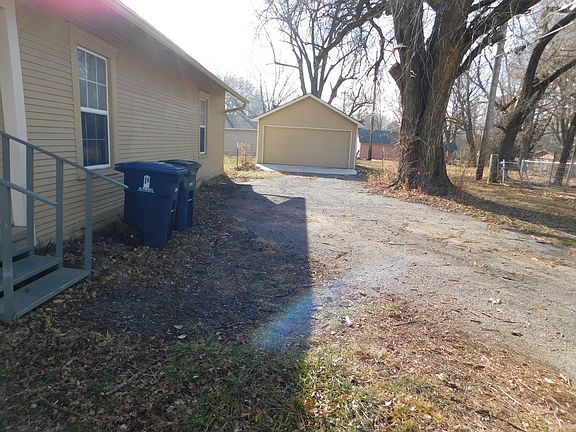 3rd image of 609 W Locust Ave