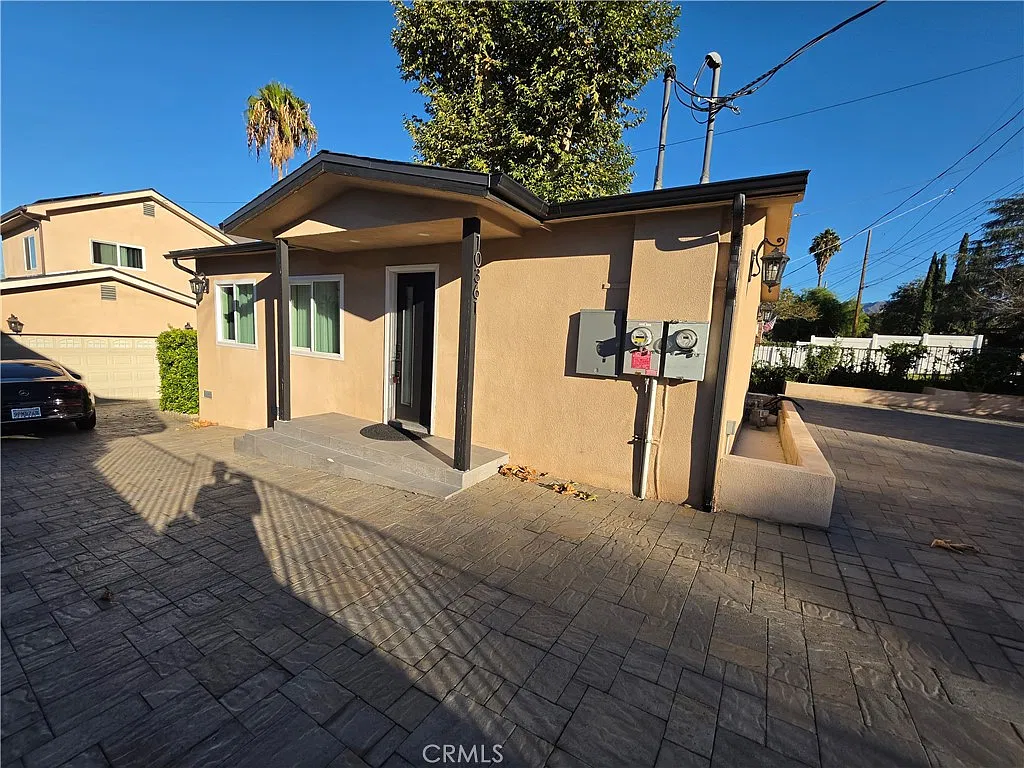 2 bed, 726 sqft, $3,295 — Photo 1