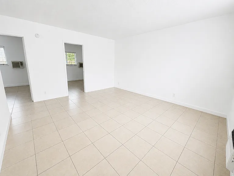 701 SW 14th Ave — Photo 3