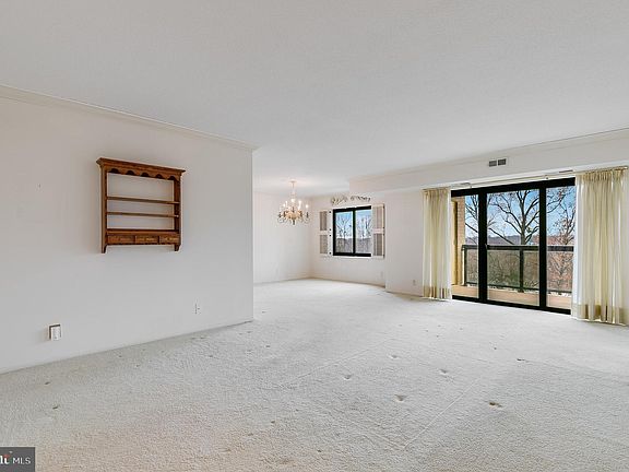 3rd image of 307 Yoakum Pkwy APT 624