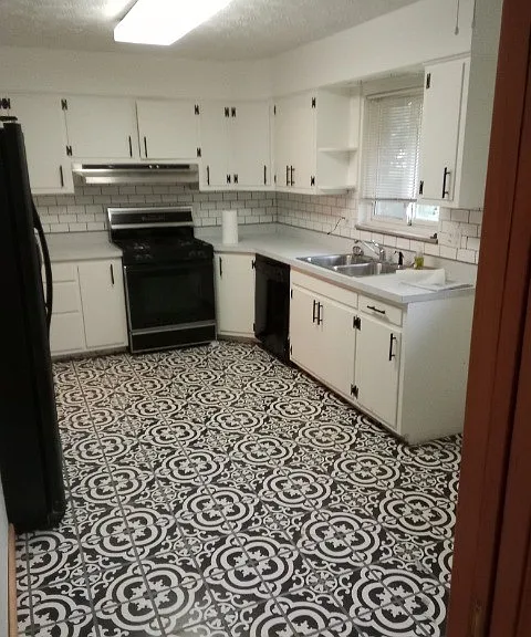 690 Gordon Dr — Photo 4