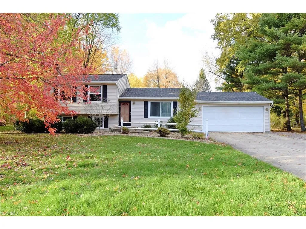 7887 Sutton Pl NE photo 1